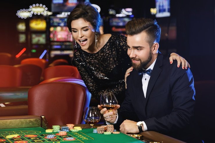 Spinner berputar: dealer memutar dan hasil segera ditampilkan Spinner Monopoly dalam putaran live
